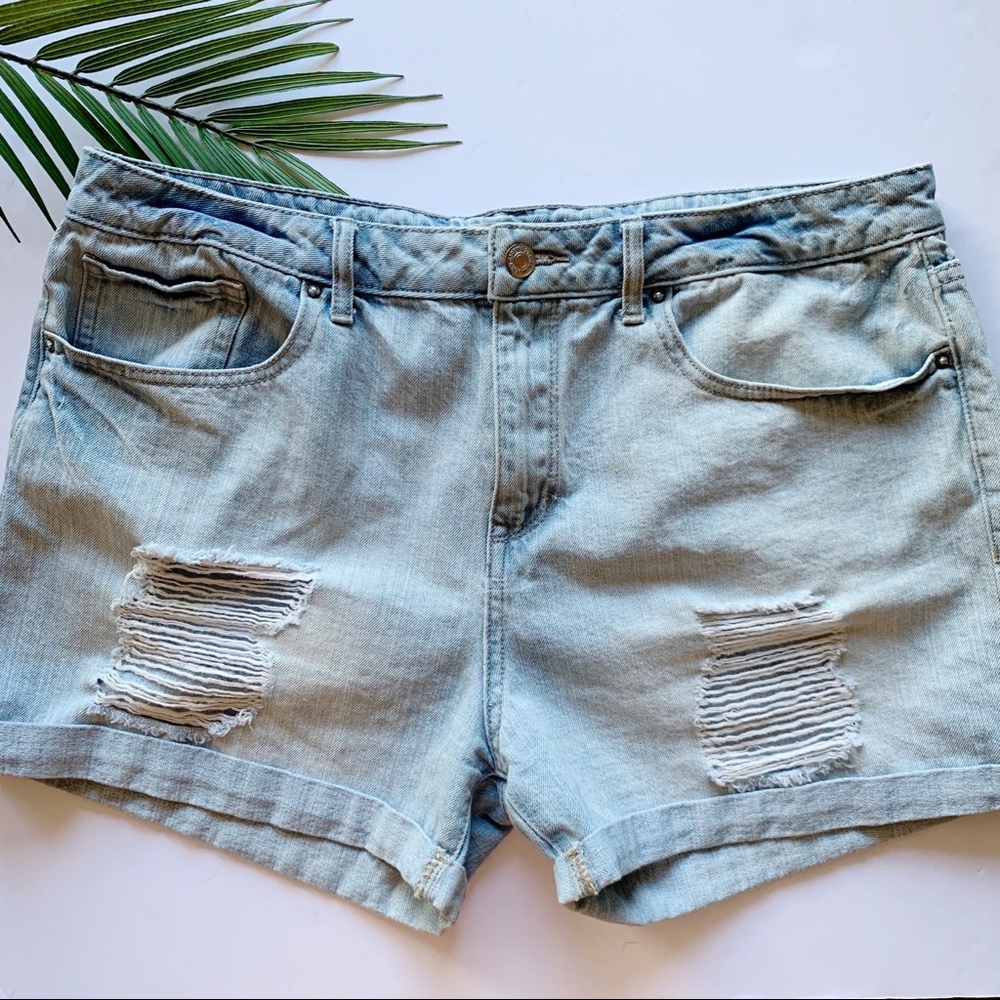 FOREVER 21 Boyfriend Distressed Cuff Denim Shorts